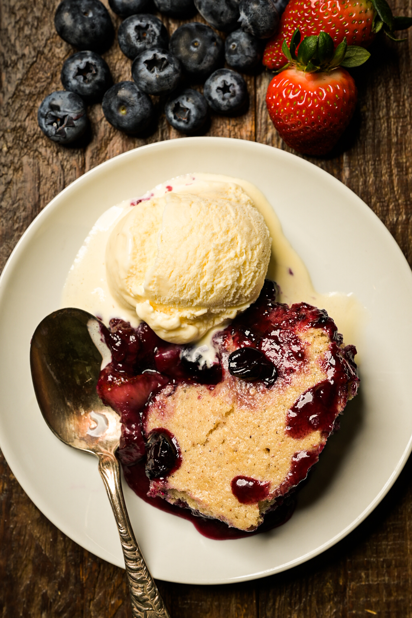Grilled cobbler with blueberries and strawberries, served with vanilla ice cream